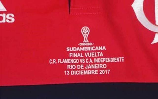 Patch com a silhueta do trofeu, a data e a inscrição Independiente e Flamengo e depois Flamengo e Independiente